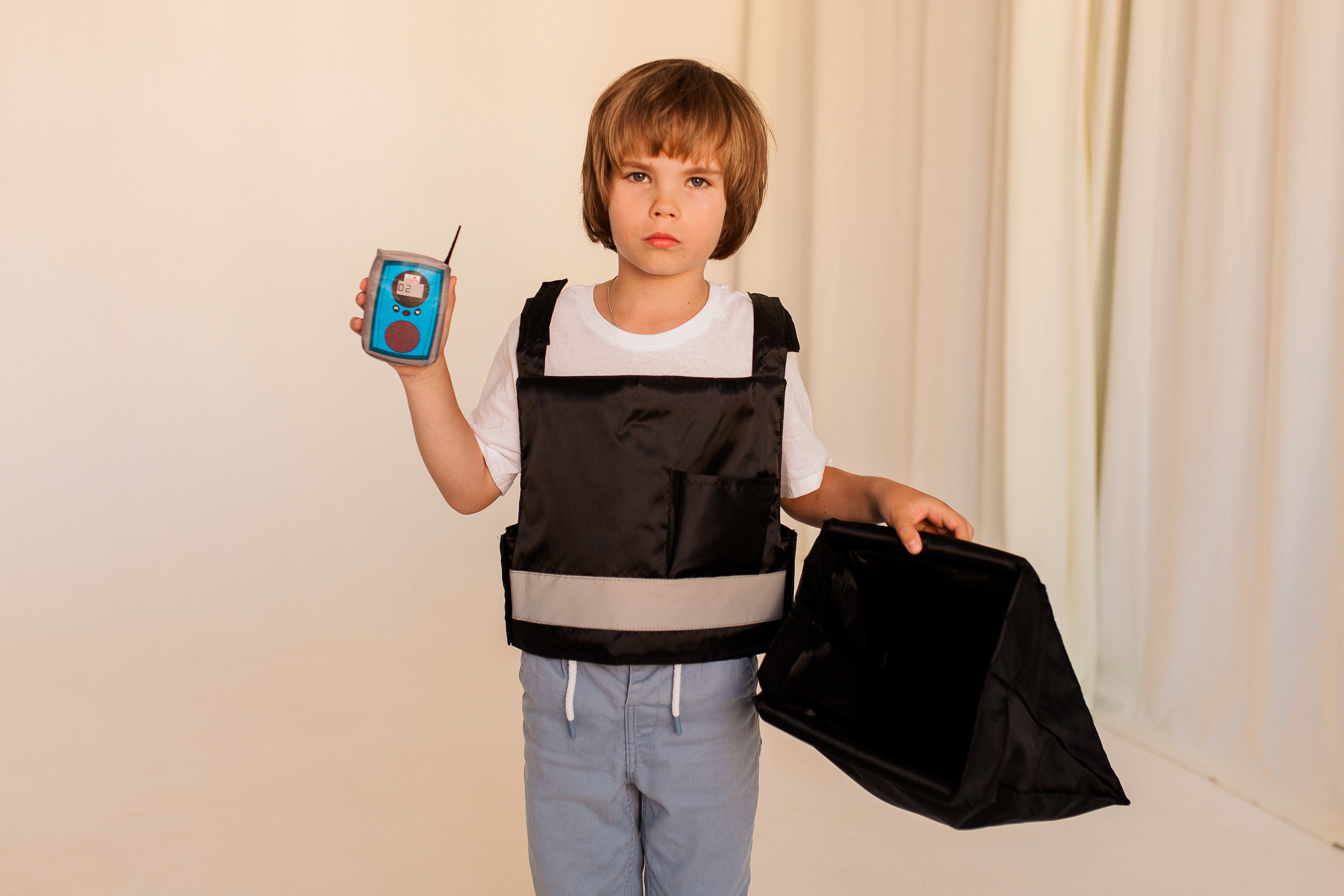 Cash-in-transit courier (tabard + walkie-talkie + bag)