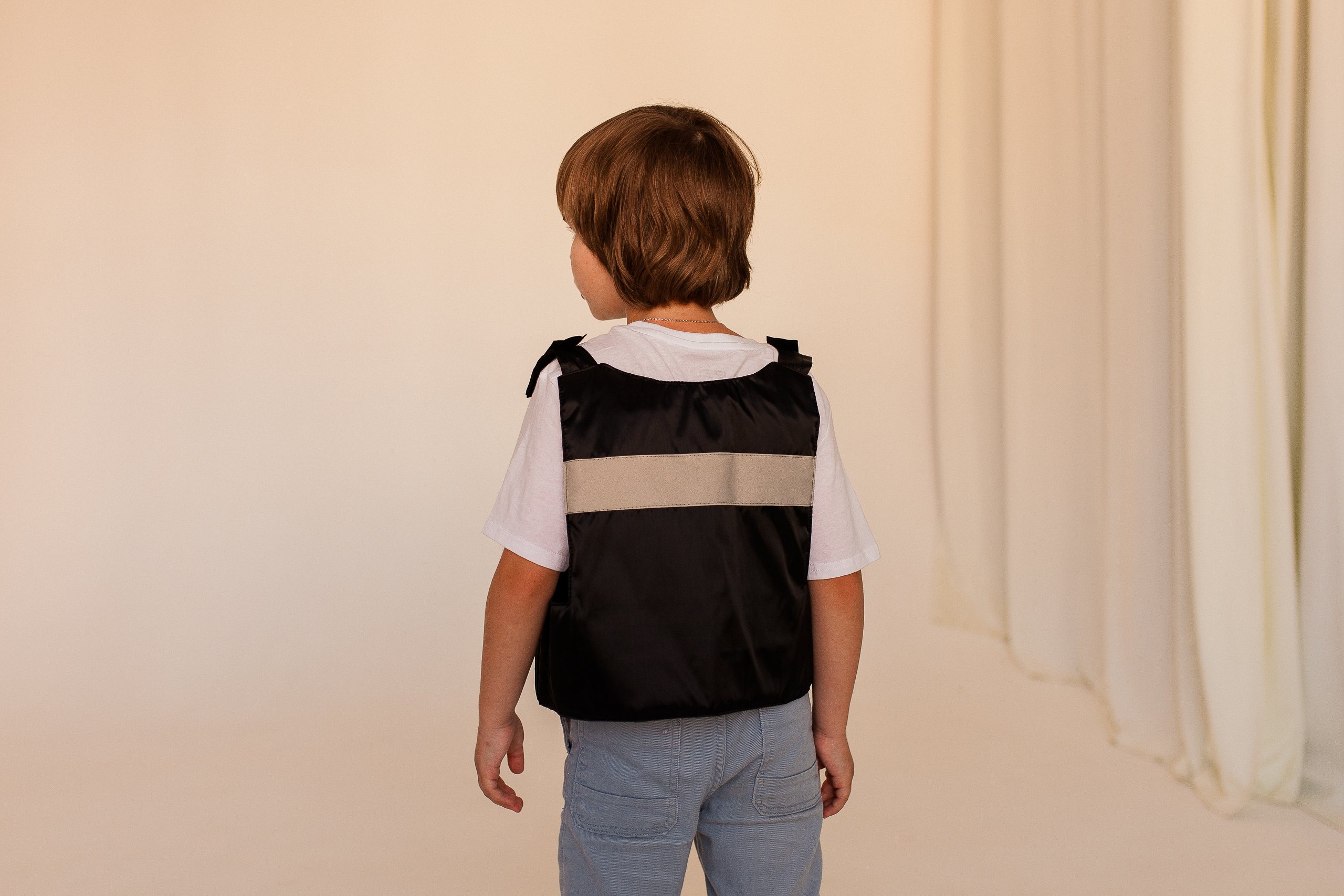 Cash-in-transit courier (tabard + walkie-talkie + bag)
