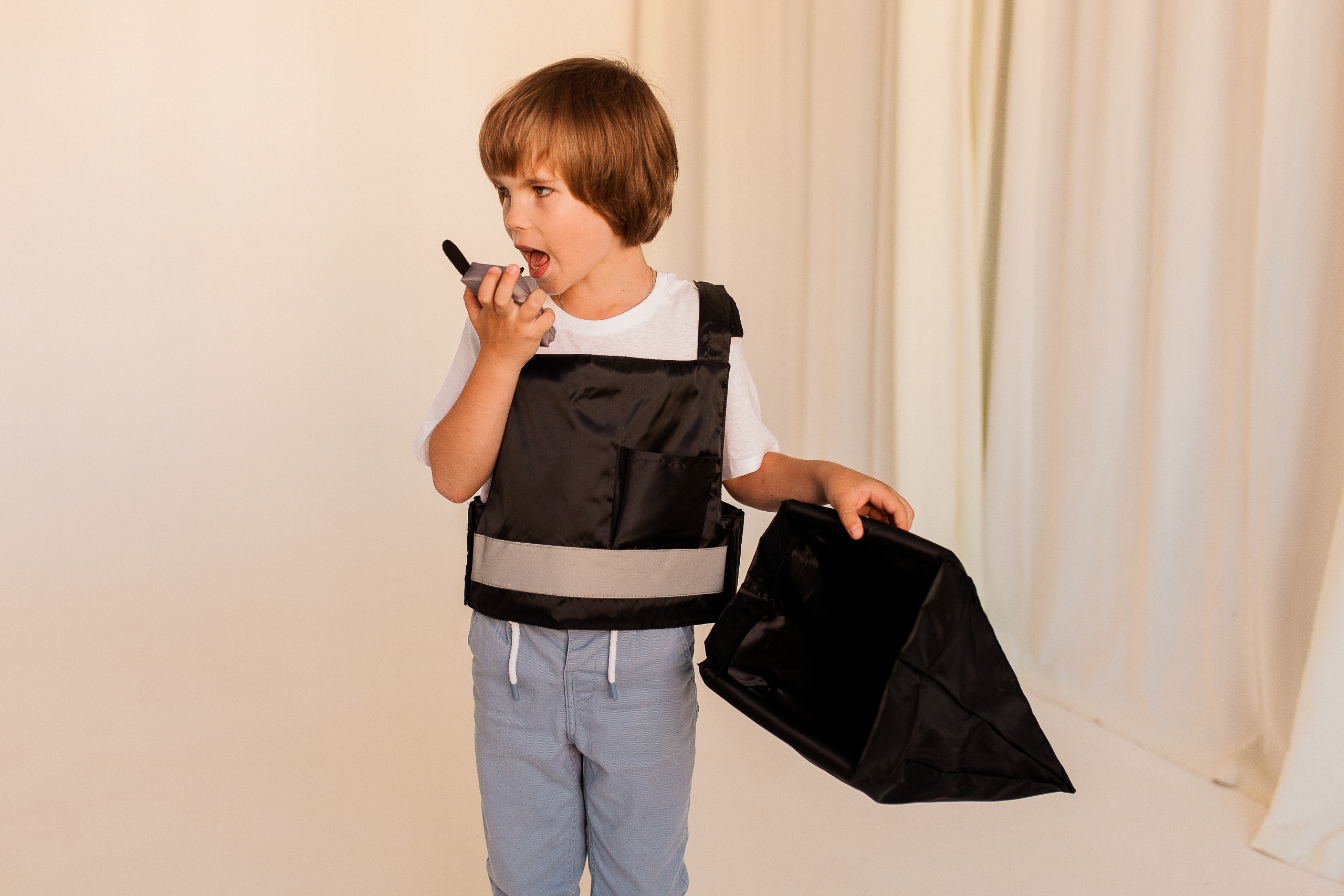 Cash-in-transit courier (tabard + walkie-talkie + bag)